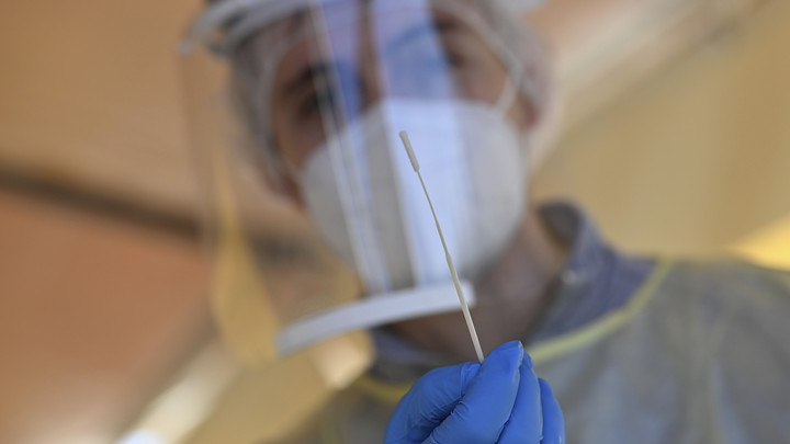 Хвост эпидемии: Вирусолог дал прогноз по пику новой волны COVID