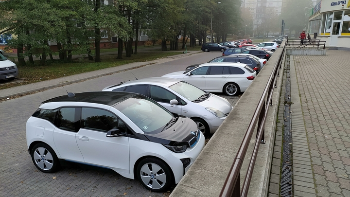 Как тебе такое, Илон Маск? В столице разработали инновационные зарядные станции для электромобилей