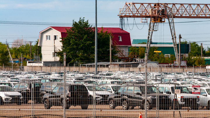 Русские марки и один китаец: какие машины рекомендовали для госслужащих