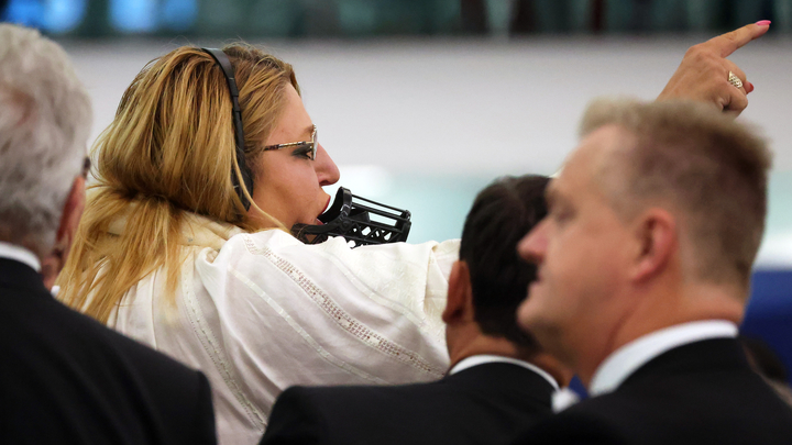 Румынского депутата Шошоакэ насильно вывели из Европарламента в наморднике