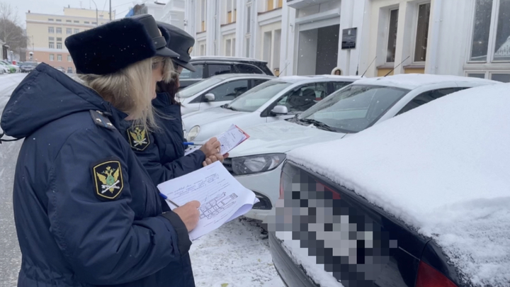 В Екатеринбурге мужчина, попавшийся пьяным за рулём, подкинул свой Форд Фокус судебным приставам