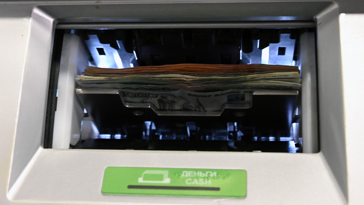 В Сочи мужчина украл забытые в банкомате 130 тыс. рублей