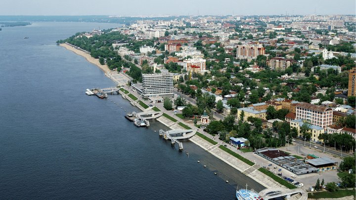 В Самаре водитель-мигрант прокатился на авто прямо по набережной. Прохожие в возмущении