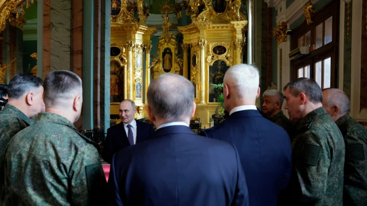 Путин отметил день рождения обедом с военными в Петропавловском соборе