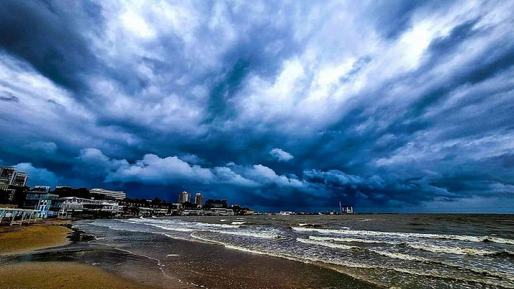 От разгула стихии пострадали пляжи Черноморского побережья Кубани