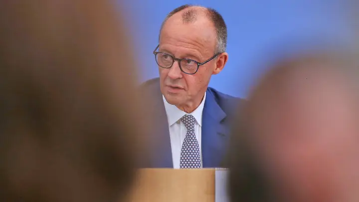 Наше время ограничено: Большой друг Зеленского Мерц ловко избежал вопросов о помощи Украине