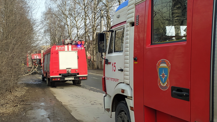 В Новосибирске около Ипподромской магистрали загорелись расселённые бараки