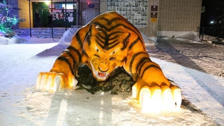 В Камышлинском районе Самарской области символ Нового года слепили из снега