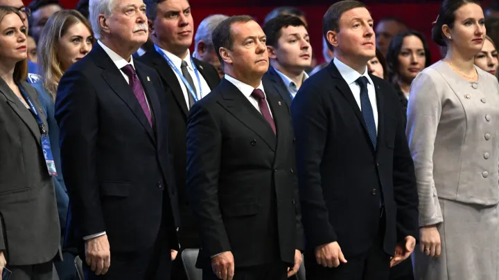 Медведев рассказал, как в студенчестве подрабатывал дворником