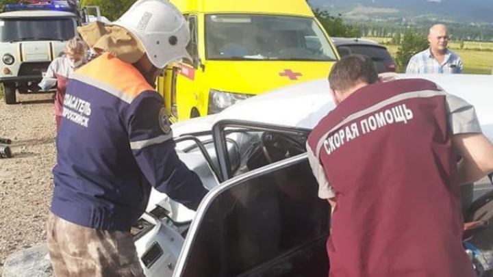 Под Новороссийском столкнулись две отечественные легковушки. Шестеро человек пострадали