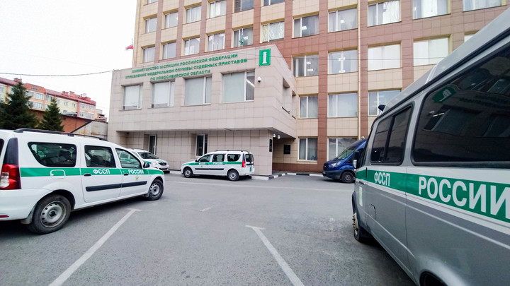 В Новосибирске у таксиста-алиментщика отобрали машину после заказа