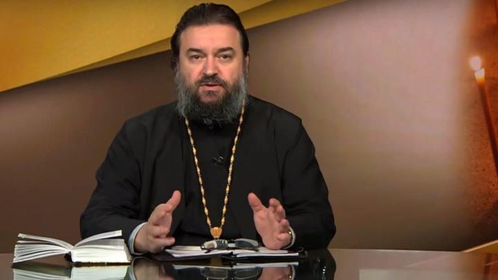 Проповедь в противогазе: Протоиерей Андрей Ткачёв научил верующих правильному отношению к вирусобесию