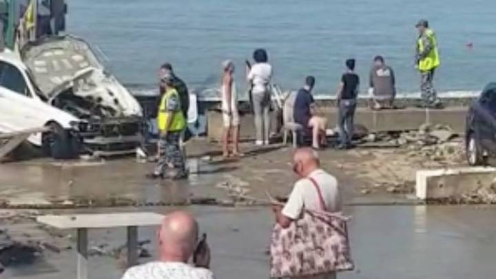 В Лазаревском районе Сочи частично разрушилась подпорная стена возле ж/д моста