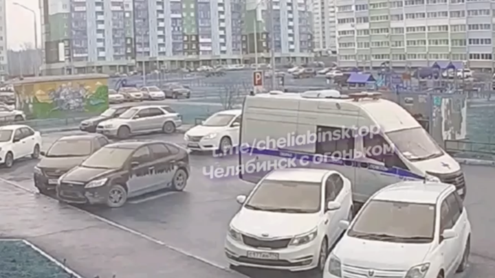 В Челябинске иномарка врезалась в автомобиль скорой помощи