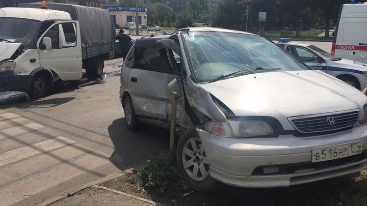 В Челябинске Газель сбила авто с женщиной за рулем