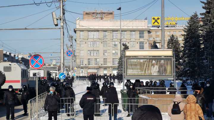 Новосибирские полицейские раздавали маски участникам незаконной акции протеста