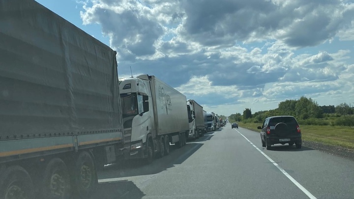 В Самарской области транспортный коллапс: под Сызранью образовалась пробка длиной 27 км