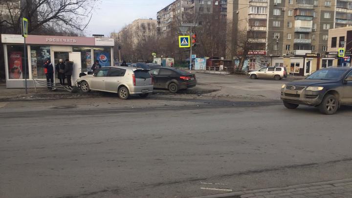 В Челябинске две машины снесли забор на перекрестке