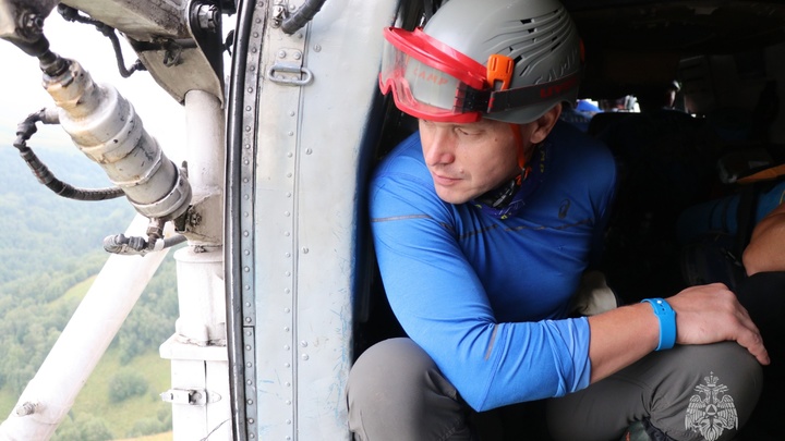 Спасатели второй день ищут пропавших в горах отца и сына