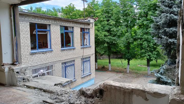 Украинские националисты разбомбили на Донбассе школу для слепых детей