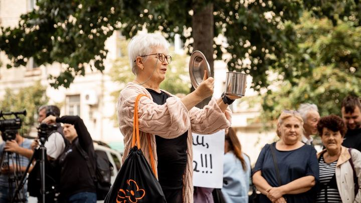 В Кишиневе прошла акция протеста – пикетчики принесли пустые ведра к НАРЭ