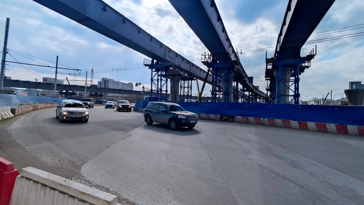 На площади Труда в Новосибирске открыли надземный переход