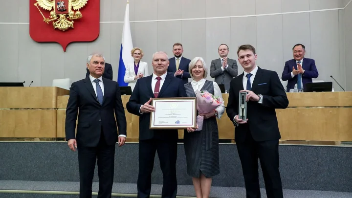 Сбившего БПЛА из ружья в Озерах ветерана боевых действий наградили в Госдуме