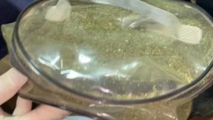 В Краснодаре мужчина пытался перебросить в колонию через заграждение пакет с марихуаной