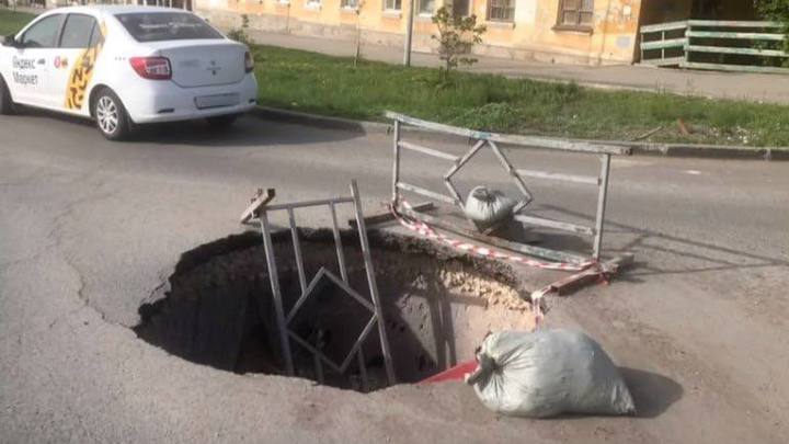 В Самаре на улице Луначарского асфальт провалился вместе с оградой