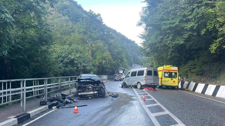 В Сочи выехавшая на встречку Газель столкнулась с легковушкой