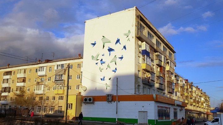 В Кургане фасады домов украшают трафаретными рисунками