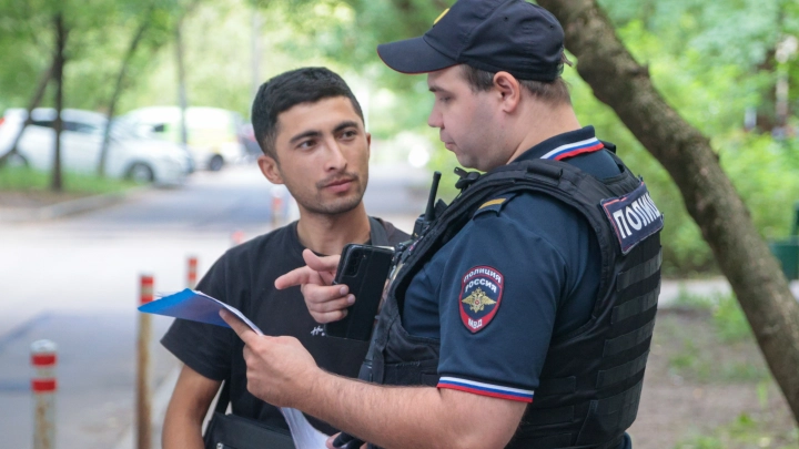 12 мигрантов-уклонистов доставили в военкоматы со склада в Новосибирске