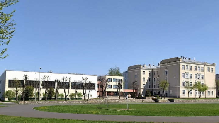 В Новосибирске 9-летнюю девочку не приняли в школу из-за переполненности классов