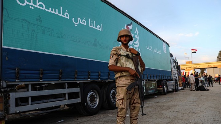 Египет разместил десятки танков на границе с Газой: Что происходит