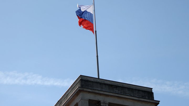 В центре Херсона поднялся российский флаг