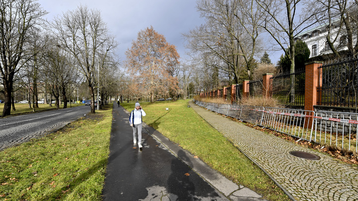Власти за, общественники - против: В Праге переименовали площадь и аллею в честь Немцова и Политковской