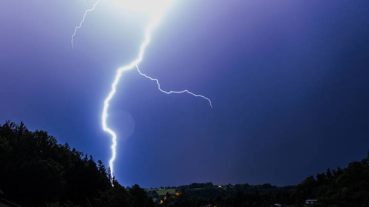 Молния ударила в семью в Подмосковье: В больнице трое