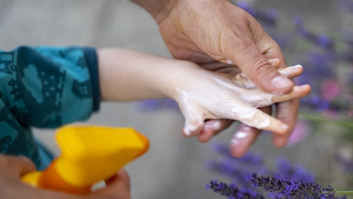 США вывозили детей самолётами: Захарова изобличила западную интригу