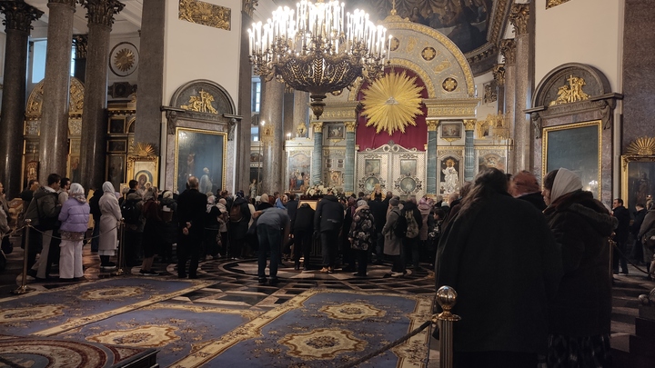 Священник из Новосибирска призвал не бросать в Троицу маленьких детей