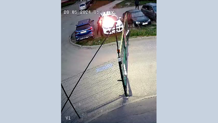 Момент поджога «Форда» ночью 20 мая в Иванове попал на камеру видеонаблюдения