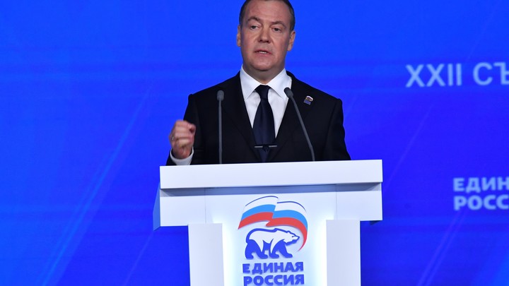 Медведев: Зеленский долго не удержится в кресле, история сольет его