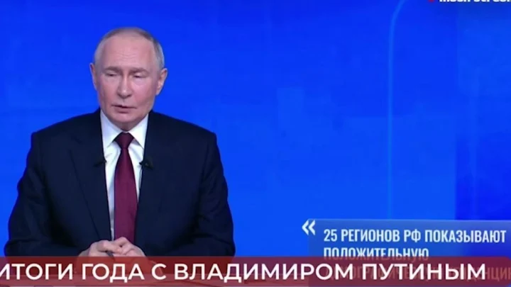 Не надо откладывать семью из‑за карьеры: Путин ответил студентке‑медику из Кемерово