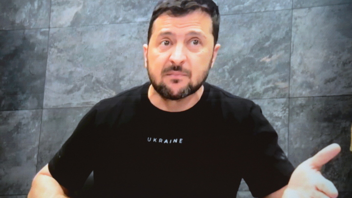Зеленский-каннибал появился в Берлине на стене одного из домов: Полиция ищет автора мурала
