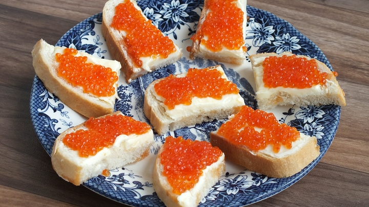 Скормите свиньям: Что не так с красной икрой в России накануне Нового года?