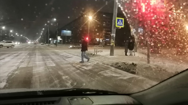 В Кургане полиция задержала водителя, он покалечил женщину и скрылся