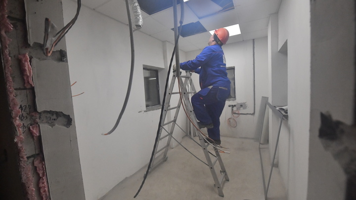 В томской школе из-за хлопка дверью обрушился потолок