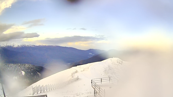 В горах Сочи из-за сильного снегопада закрыли летние турмаршруты