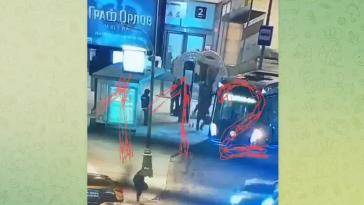 Появилось видео стрельбы на остановке в центре Москвы с участием подростка