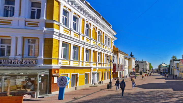 На недавно благоустроенной главной улице Нижнего Новгорода устраняют коммунальную аварию