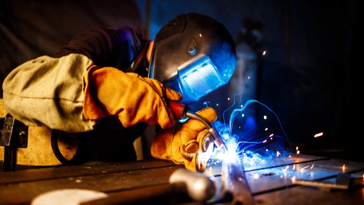 Сварщики подвинули IT: как поменялся топ вакансий с самой высокой зарплатой в России